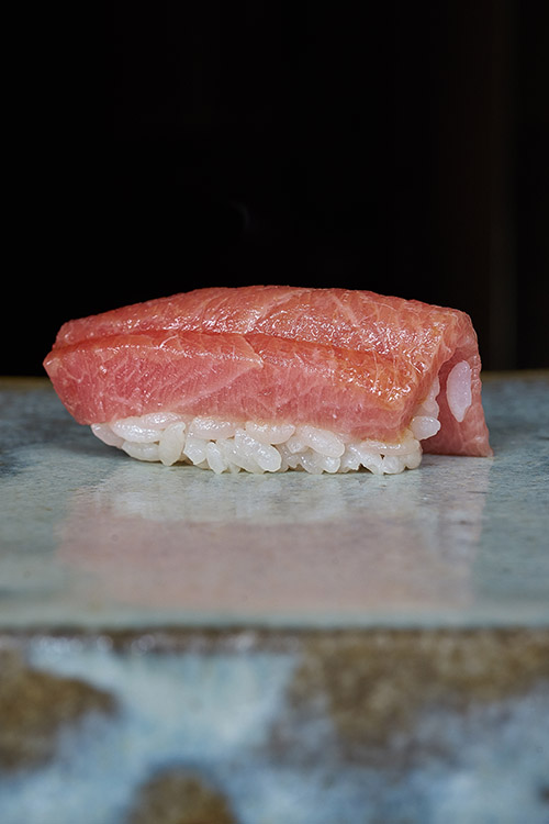 alt="chutoro nigiri sushi by Nobuhiro Sakanishi of Chikamatsu, photographed by Andrea Fazzari"