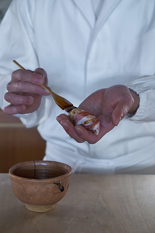 alt="tuna nigiri sushi at Kikuzushi, photographed by Andrea Fazzari"